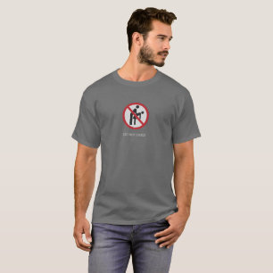 Não entre no t-shirt cinzento