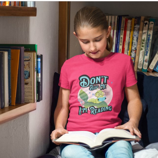 Não me Inseto, estou lendo camiseta de lagarta (Tiny reader, big attitude, bigger imagination.)