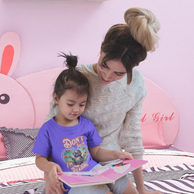 Não me Inseto, estou lendo uma camiseta de damybug (Caught in the story—do not disturb (ladybugs included).)