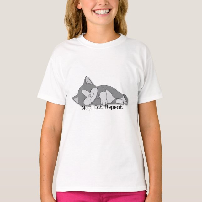 Nap Eat Repeat T-shirt – Cute Sleeping Cat Graphic (Frente)