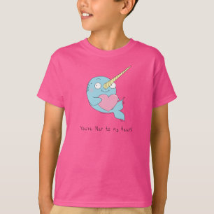 Narwhal Hugging a camiseta do garoto do coração