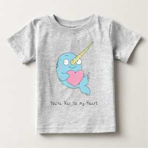 Narwhal Hugging a t-shirt de uma criança do coraçã