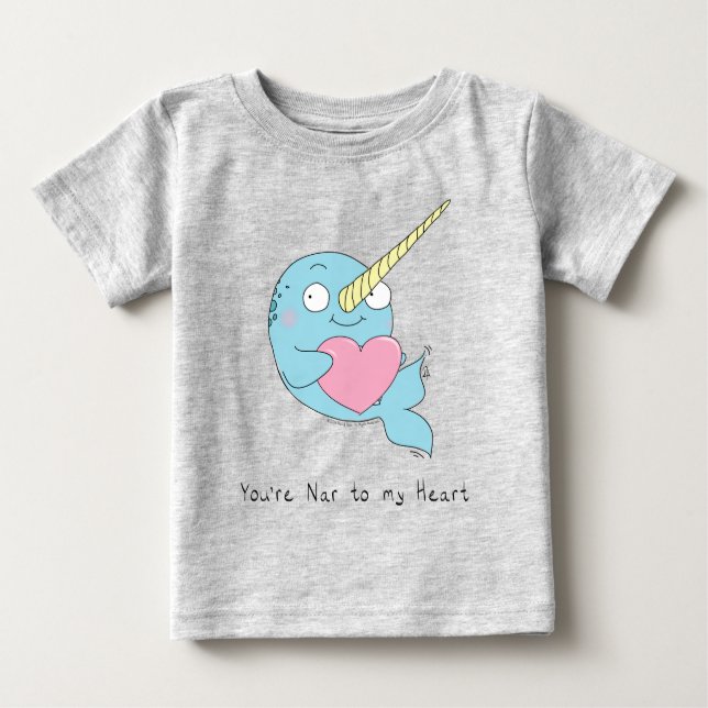 Narwhal Hugging a t-shirt de uma criança do coraçã (Frente)