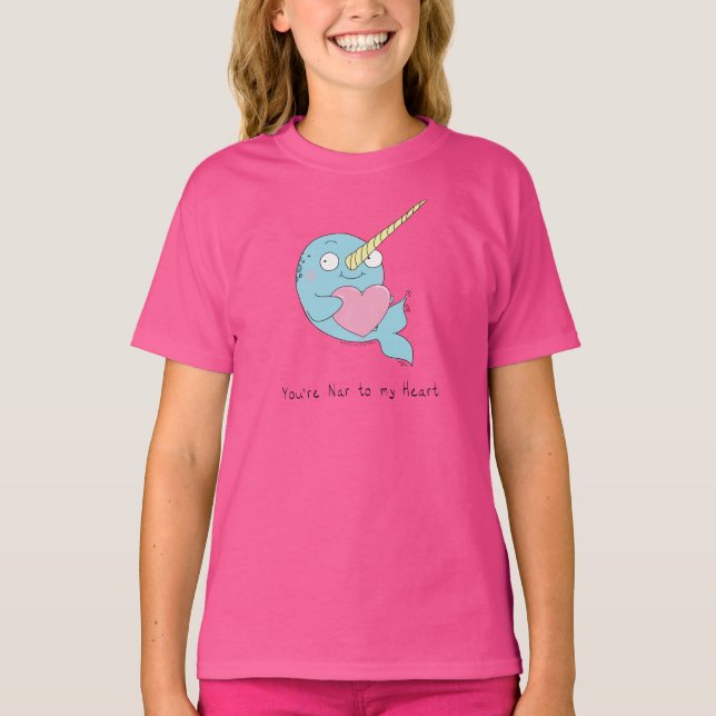 Narwhal Hugging a t-shirt do filho de uma rapariga (Frente)