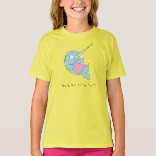 Narwhal Hugging a t-shirt do filho de uma rapariga