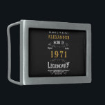 Nascer de 50º aniversário personalizado 1971 Vinta<br><div class="desc">Uma fivela personalizada para aquele nascer de cavalheiros de aniversário em 1971 e fazendo 50. Adicione o nome a este design preto, branco e dourado estilo retrorreflector vintage para um presente de 50 anos personalizado. Edite facilmente o nome e o ano com o modelo fornecido. Um maravilhoso presente de aniversário...</div>