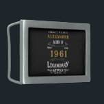 Nascer de 60º aniversário personalizado 1961 Vinta<br><div class="desc">Uma fivela de cinto personalizada para aquele nascer de aniversários em 1961 e aos 60 anos. Adicione o nome a este design preto, branco e dourado estilo retrorreflector vintage para um presente de aniversário de 60 anos personalizado. Edite facilmente o nome e o ano com o modelo fornecido. Um maravilhoso...</div>