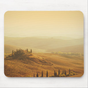 Nascer do sol sobre uma paisagem no mousepad de