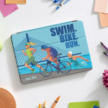 NATAÇÃO. BICICLETA. CORRE. TRIATLON Desde 20XX<br><div class="desc">Capa de ipad inspirada no Triathlon, projetada especialmente para entusiastas multiesportivos como você. Este cobrir, que chama a atenção, mostra um impressão dinâmico que apresenta um nadador, ciclista e corredor, simbolizando os três pilares do triatlo. O design vibrante se destaca contra um fundo azul impressionante, criando um acessório visualmente atraente...</div>