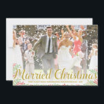 Natal casado | Cartão com fotos de Férias Newlywed<br><div class="desc">Este cartão com fotos elegante é perfeito para recém-casados! A design apresenta uma folhagem bonito vermelha e verde,  letras de caligrafia dourada e espaço para sua foto favorita de casamento.</div>