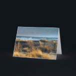 Natal pelo cartão do litoral<br><div class="desc">Este cartão de Natal caracteriza uma foto gelado das ondas e da neve de oceano que caem nas dunas.  A cena está na costa em Cape May.</div>