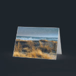 Natal pelo cartão do litoral<br><div class="desc">Este cartão de Natal caracteriza uma foto gelado das ondas e da neve de oceano que caem nas dunas.  A cena está na costa em Cape May.</div>