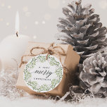 Naturalmente Joyful | Etiquetas para presentes de<br><div class="desc">Estas elegantes e festivas etiquetas de presentes de férias são desenhadas para coordenar com a nossa bela coleção botânica de cores aquáticas Naturally Joyful. "Um Natal muito feliz" aparece em letras ricas e escura sobre um fundo branco nítido, rodeado por uma delicada folhagem verde-clara e amoras brancas-amoras. Personalize o verso...</div>