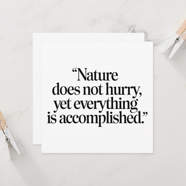"Nature Does Not Hurry" - Citation Zen Inspirante (Frente/Verso In Situ)