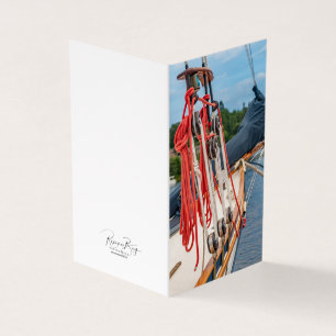 Navio à vela na encosta