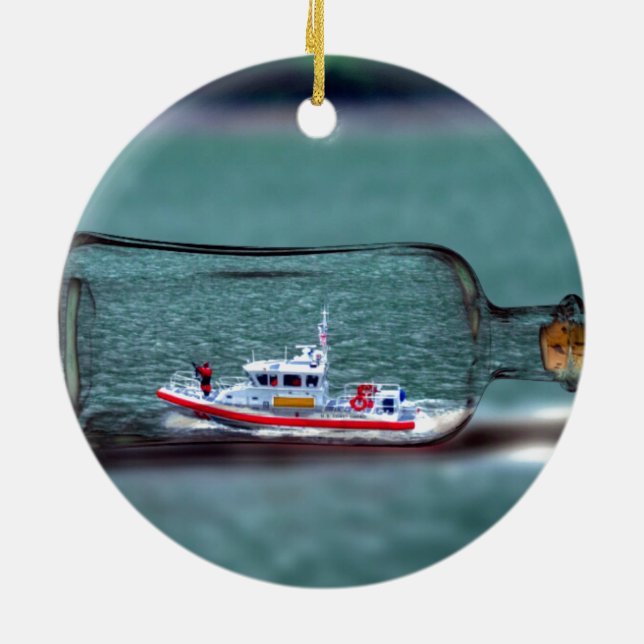 Navio em um ornamento decorativo do oceano da (Traseira)