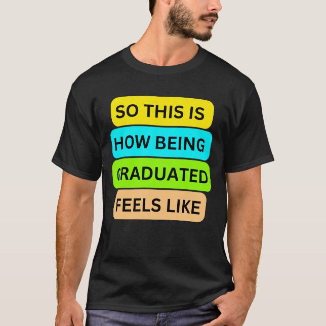 Negra de T-Shirt SO_IS_HOW_BEING_GRADUATED_FEELS (Frente)