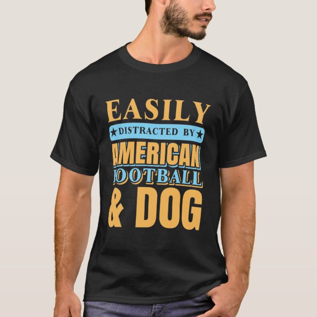 Negro facilmente distraído por futebol e Camiseta  (Frente)