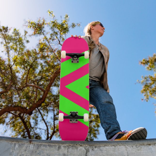 Neon Pink & Green Zigzag Skateboard – Customizable (Ao ar livre 1)