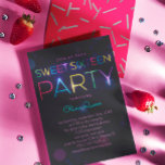 Neon Sweet 16 Convite de festas brilhante<br><div class="desc">Doce Dezesseis convites de festas em roxo escuro com letras néon brilhantes e bokeh. Perfeito para um brilho na ocasião temática escura.</div>