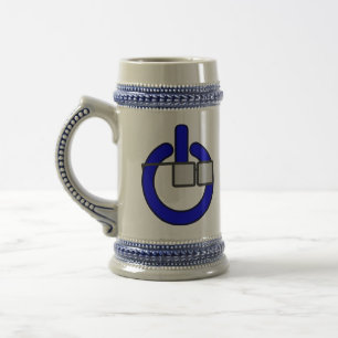 Nerd ele acima da caneca de cerveja
