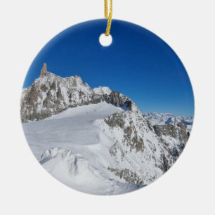 Neve coberta por enfeite da árvore de Natal