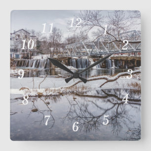 Neve No Relógio De Parede Da Finley Dam