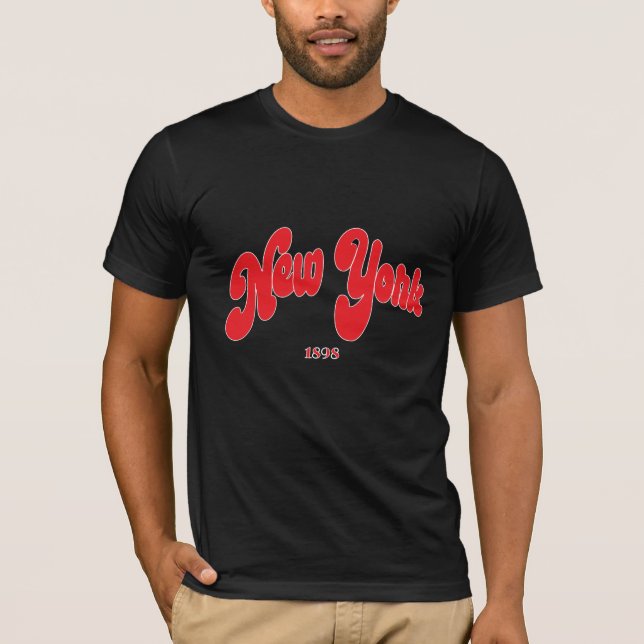 New-York 1898 Red Logo Typography Black T-Shirt (Frente)