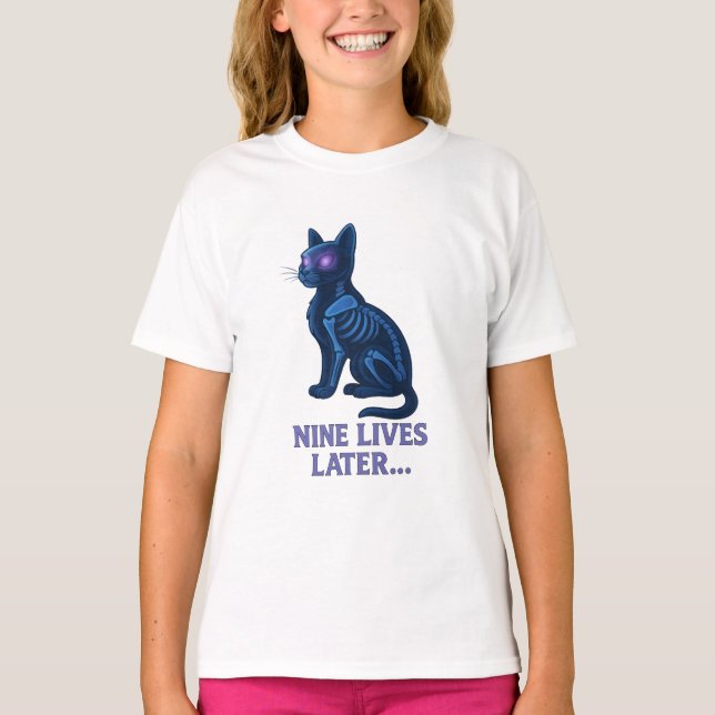 Nine Lives Later – Funny Cat T-Shirt (Frente)