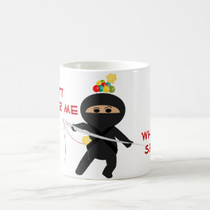 Ninja com a caneca da agulha Sewing