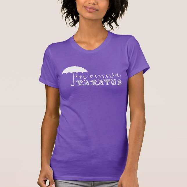 No t-shirt do roxo de Omnia Paratus (Frente)