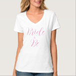 Noiva de T-Shirt com Script Rosa<br><div class="desc">Que camiseta doce de noiva é vestir com seus amigos para sua festa de solteira, janto de ensaio, etc. Diga a todos que você é a noiva. Isso seria adorável com um pequeno par de shorts cor-de-rosa, jeans, uma saia casual curta. Que fofo você vai ficar nesta camiseta adorável. C-U-T-E!...</div>