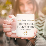 Noiva envolvida para ser uma caneca de café<br><div class="desc">Uma citação engraçada sobre um futuro noivo. Perfeito como um noivado ou chá de panela presente.</div>