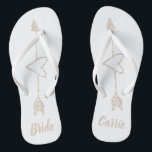 Noivas do coração da seta que Wedding chinelos<br><div class="desc">Os chinelos da noiva branca com gráficos de um brilho do champanhe que olha o esboço do coração,  com uma seta que atravessa ela.  O texto tan do costume é inteiramente customizável serir suas necessidades.</div>