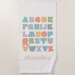 Nome alfabético ABC Toalha de praia personalizada<br><div class="desc">Um design alfabético colorido e retrô que pode ser personalizado para o seu filho ou bebê. Inspirada por tipos retrorreflectores e estilo boho,  este design pode ser personalizado com um nome,  monograma ou outro texto. Cores neutras em termos de gênero; púrpura,  verde,  laranja,  amarela,  lacre,  turquesa,  cinza,  castanho,  creme.</div>