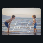 Nome da Família Personalizada de Modelo de Foto Mo<br><div class="desc">A capa de ipad Simples de Modelo de Foto Personalizado de Nome da Família apresenta a sua foto favorita com o seu nome de família personalizado. Faz um presente fantástico para o Natal, aniversário, aniversário, Dia de as mães, Dia de os pais, Dia dos Avós e muito mais. Personalize editando...</div>