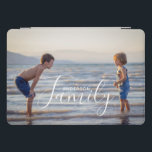 Nome da Família Personalizada de Modelo de Foto Mo<br><div class="desc">A capa de ipad Simples de Modelo de Foto Personalizado de Nome da Família apresenta a sua foto favorita com o seu nome de família personalizado. Faz um presente fantástico para o Natal, aniversário, aniversário, Dia de as mães, Dia de os pais, Dia dos Avós e muito mais. Personalize editando...</div>