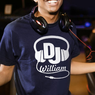 Nome de DJ fone de ouvido branco em t-shirt gráfic