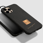 Nome de escrita em monograma de ouro de couro pret<br><div class="desc">Capas de iphone monograma,  de aparência tradicional,  com aspecto exclusivo,  com um quadrado dourado falso sobre um fundo de na moda preto (IMPRESSO,  NÃO IMPRESSO TEXTURA DE COURO REAL).           Personalize-o com o seu nome de assinatura de script branco e as iniciais do nome do monograma.</div>