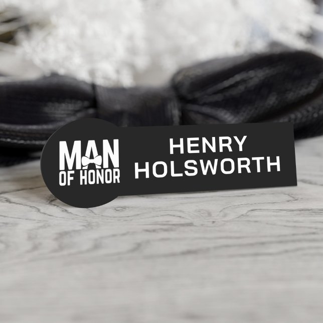 Nome de etiqueta do Homem Moderno Negro e Branco (Attach this name tag to your Man of Honor so everyone will know who he is)