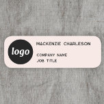 Nome de etiqueta Rosa Mínimo do Logotipo Simples<br><div class="desc">Simples e minimalista - a solução perfeita para identificar de forma clara e elegante a si mesmo ou à sua equipe em eventos, reuniões, feiras comerciais, varejo ou qualquer cenário profissional. Com um design limpo e moderno, com o logotipo, o nome, o nome da empresa e o título do cargo...</div>
