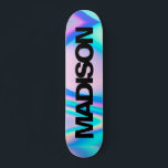 Nome de skate personalizado Holográfico preto<br><div class="desc">Personalize facilmente este skate colorido no design abstrato Holográfico do Rainbow Pastel Wave, com fonte sans serif negra e legal na estética do Unicórnio, com um toque moderno e bonito da fada. Adicione seu nome, escolha fonte, altere tamanho e posição, adicione clipart, fotos e formas.</div>