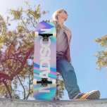 Nome de skate personalizado Onda holográfica<br><div class="desc">Personalize facilmente este skate colorido no design abstrato da Onda Holográfica Rainbow Pastel,  apresentando a estética do Unicórnio com um toque moderno e bonito da fada. Adicione seu nome,  escolha fonte,  altere tamanho e posição,  adicione clipart,  fotos e formas.</div>