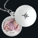 Nome do bebê recém-nascido e Colar de Bloqueio de<br><div class="desc">Um medalhão especial para a nova mãe após o nascimento do seu bebê ou como presente de manutenção para o recém-nascido. O modelo está configurado para que você adicione sua própria foto - se tiver algum problema com a colocação, tente recortar sua foto em um quadrado antes de carregar. Esta...</div>