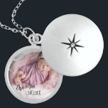 Nome do bebê recém-nascido e Colar de Bloqueio de<br><div class="desc">Um medalhão especial para a nova mãe após o nascimento do seu bebê ou como presente de manutenção para o recém-nascido. O modelo está configurado para que você adicione sua própria foto - se tiver algum problema com a colocação, tente recortar sua foto em um quadrado antes de carregar. Esta...</div>