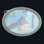 Nome do cavalo garotos fivela azul<br><div class="desc">Chave equestre para crianças personalizadas com seu nome ou do seu cavalo ou pônei. Este exemplo diz "Jessie". Belo cinto para cavaleiros jovens e crianças que amam pôneis. Perfeito para pais de cavaleiros jovens e centros de aprendizagem equestres e crianças que andam em campos escolares. Criada exclusivamente por Sarah Trett....</div>