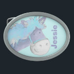 Nome do cavalo garotos fivela azul<br><div class="desc">Chave equestre para crianças personalizadas com seu nome ou do seu cavalo ou pônei. Este exemplo diz "Jessie". Belo cinto para cavaleiros jovens e crianças que amam pôneis. Perfeito para pais de cavaleiros jovens e centros de aprendizagem equestres e crianças que andam em campos escolares. Criada exclusivamente por Sarah Trett....</div>