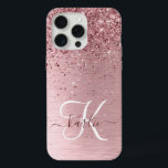 Nome do Monograma da Lâmina Rosa Bruta de Metal Gl<br><div class="desc">Personalize facilmente esta design de capa de telefone de chic moderna com brilho cintilante rosa-pincel bonito num fundo metálico rosado-pincelado e pincelado.</div>