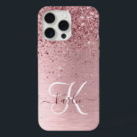 Nome do Monograma da Lâmina Rosa Bruta de Metal Gl<br><div class="desc">Personalize facilmente esta design de capa de telefone de chic moderna com brilho cintilante rosa-pincel bonito num fundo metálico rosado-pincelado e pincelado.</div>