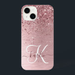 Nome do Monograma da Lâmina Rosa Bruta de Metal Gl<br><div class="desc">Personalize facilmente esta design de capa de telefone de chic moderna com brilho cintilante rosa-pincel bonito num fundo metálico rosado-pincelado e pincelado.</div>